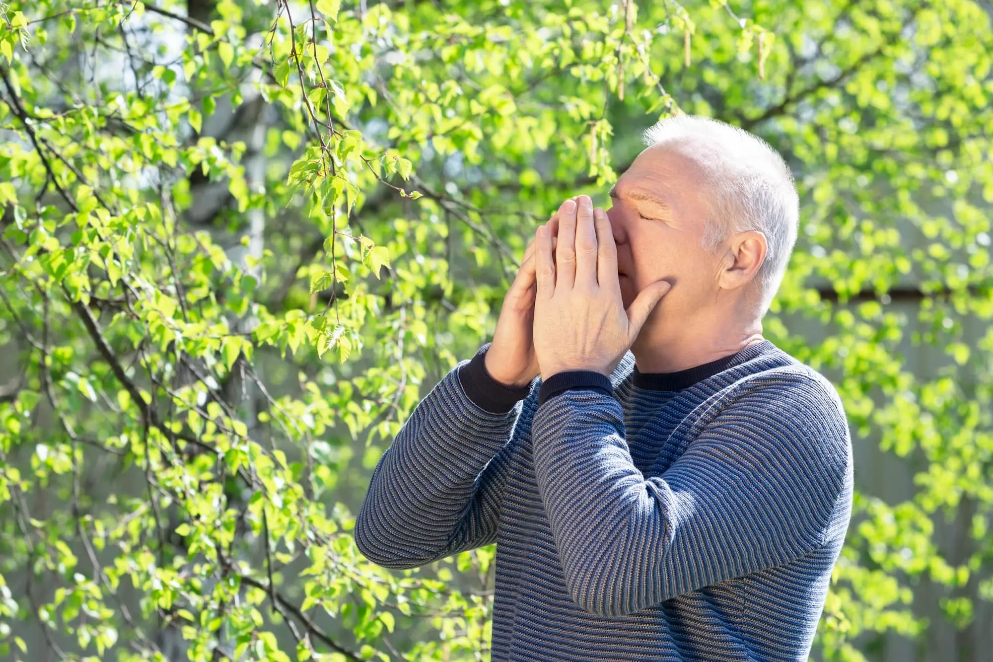 Man suffering from seasonal allergies outdoors - NAC for seasonal allergies