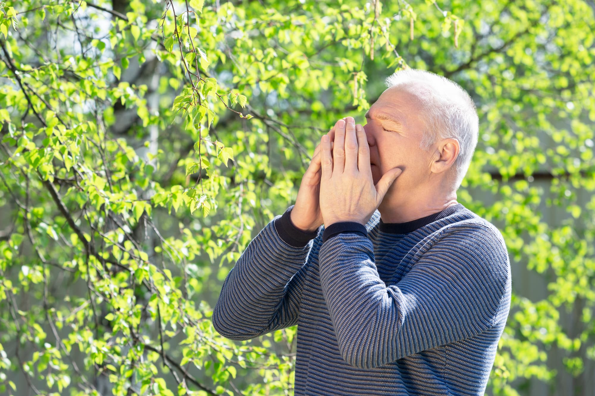 Man suffering from seasonal allergies outdoors - NAC for seasonal allergies